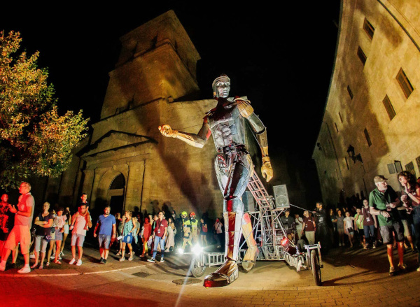 AQUILES, el espectáculo en gira de la compañía LA FAM Teatre recorrerá las calles de Huesca el 25 de julio