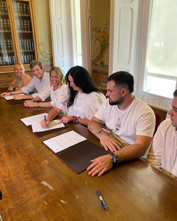 El Ayuntamiento y cinco de las peñas recreativas firman sendos convenios de colaboración en materia de Fiestas