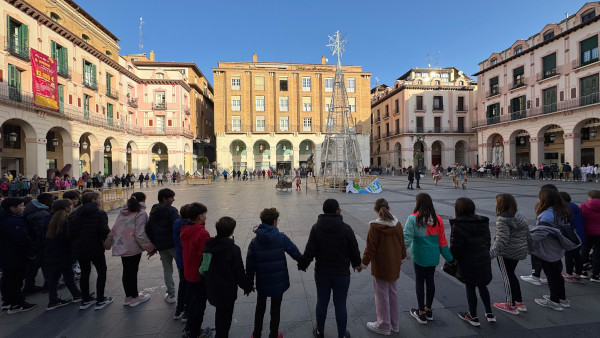 Los niños de Huesca salen a la calle a disfrutar de su derecho al juego