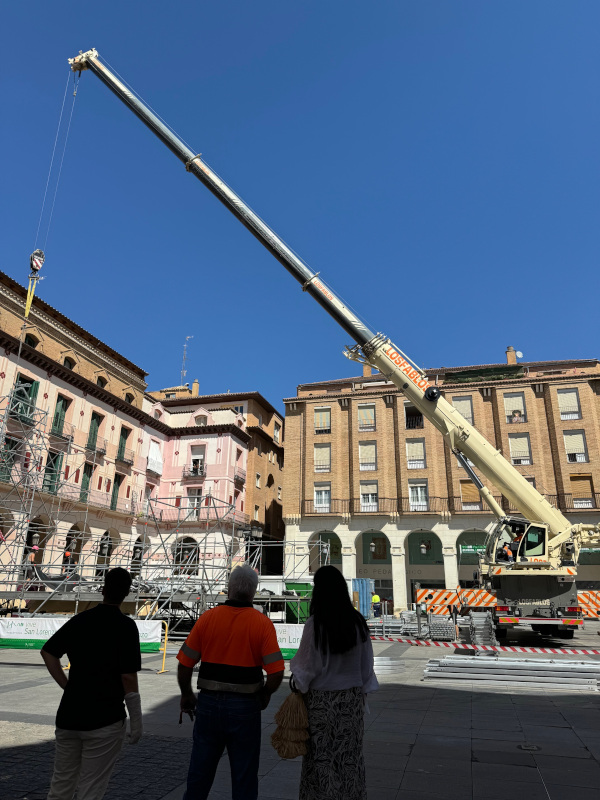 Los Servicios Generales del Ayuntamiento de Huesca trabajan en el desmontaje de las infraestructuras de las Fiestas de San Lorenzo