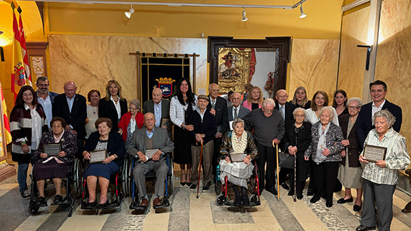 El Ayuntamiento de Huesca brinda un homenaje a los centenarios oscenses