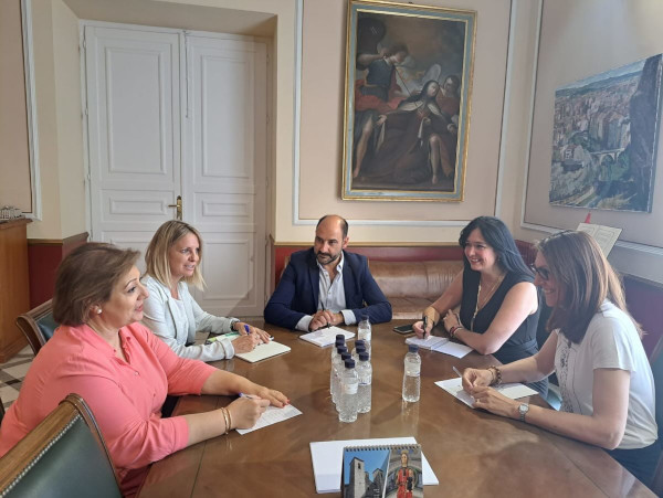 La alcaldesa de Huesca y el alcalde de Barbastro abordan la colaboración entre ambas ciudades